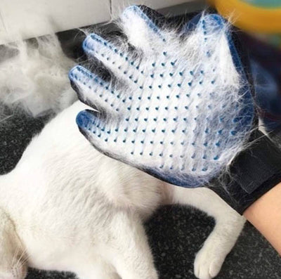 IndigoPetco pet de-shedding glove with silicone bristles for removing loose fur from cats and dogs during grooming.
